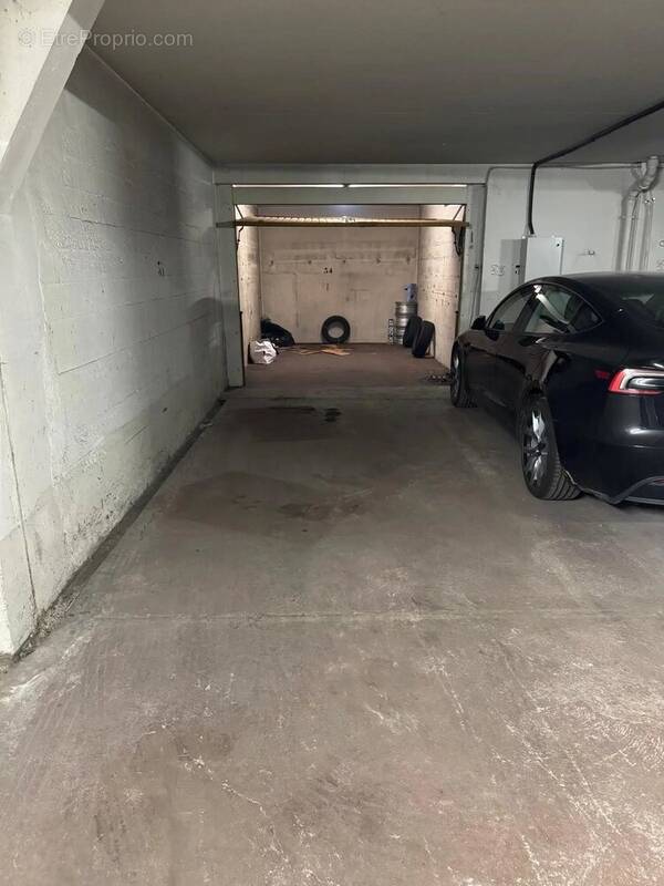 Parking à PARIS-17E