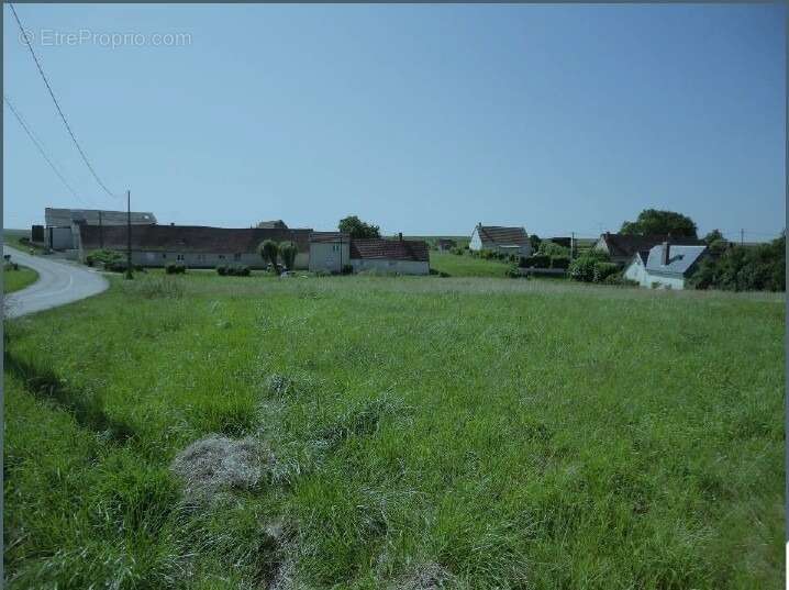 Terrain à TREMBLAY-LES-VILLAGES