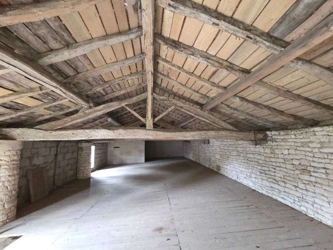 Appartement à DOUZAT