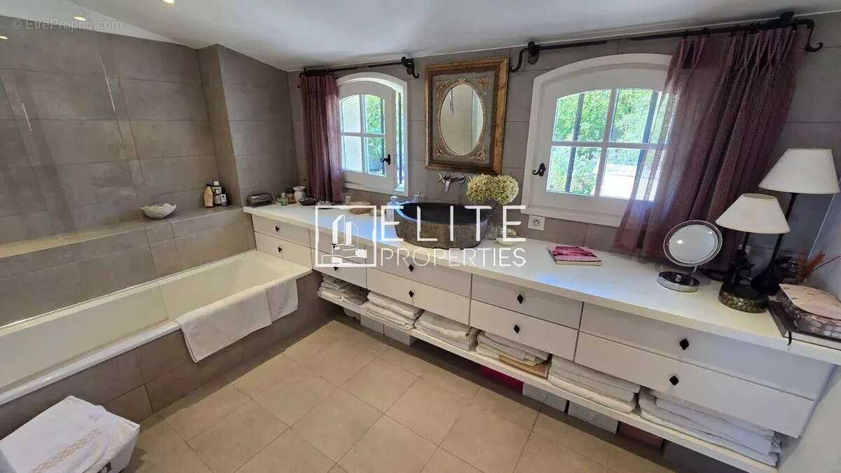 Maison 5 pièces de 193 m² - mouans-sartoux castellaras - photo 9
