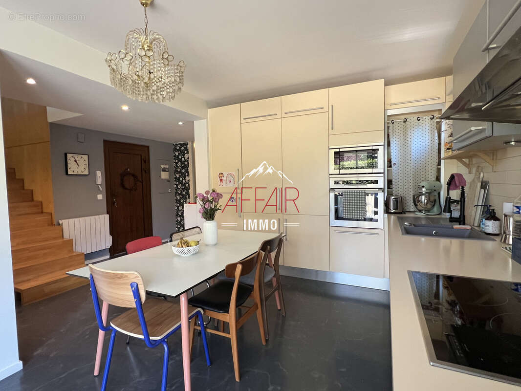 Appartement à COLLONGES-SOUS-SALEVE