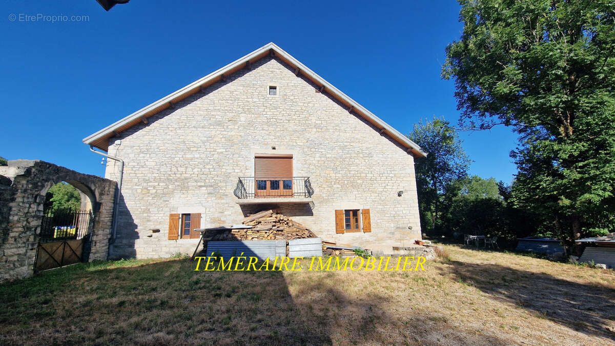 Proche Doucier- Ancienne ferme mitoyenne de 464m2 hab - photo 3