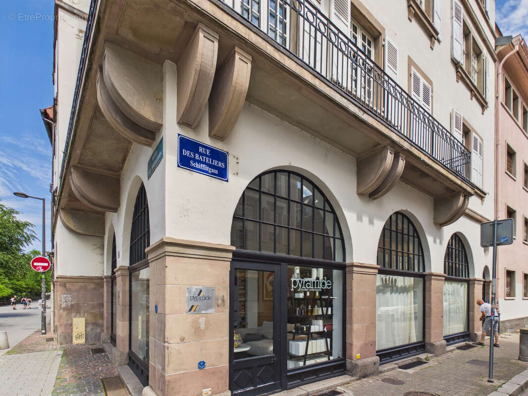 Grand local de 109 m2 + 63m2 de cave/stockage - Divisible en 2 espaces distincts - QUAI DES BATELIERS - photo 11