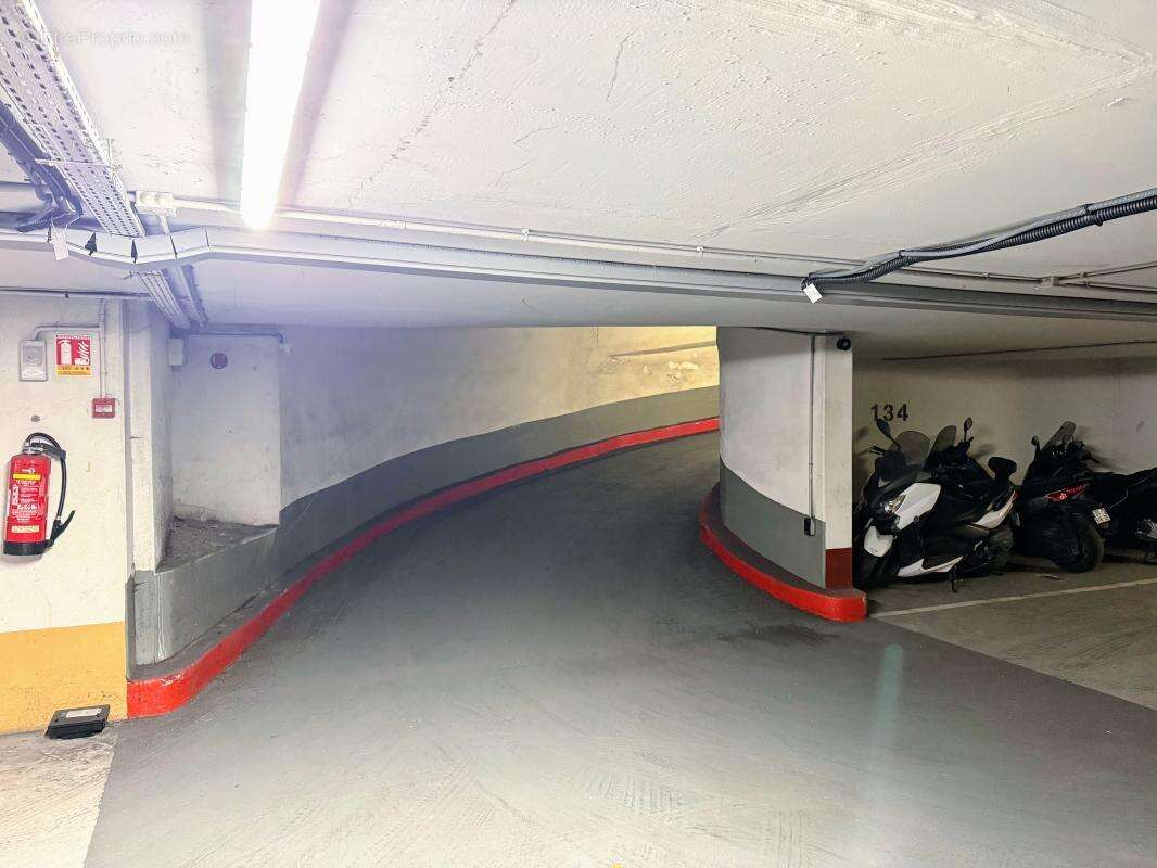 Parking à PARIS-10E