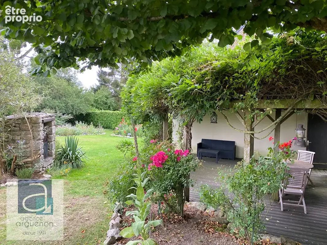 PLÉLAN-LE-PETIT : Élégante maison individuelle en pierre, sans vis-à-vis, dotée de charmants jardins paysagers ; située dans un  - photo 2