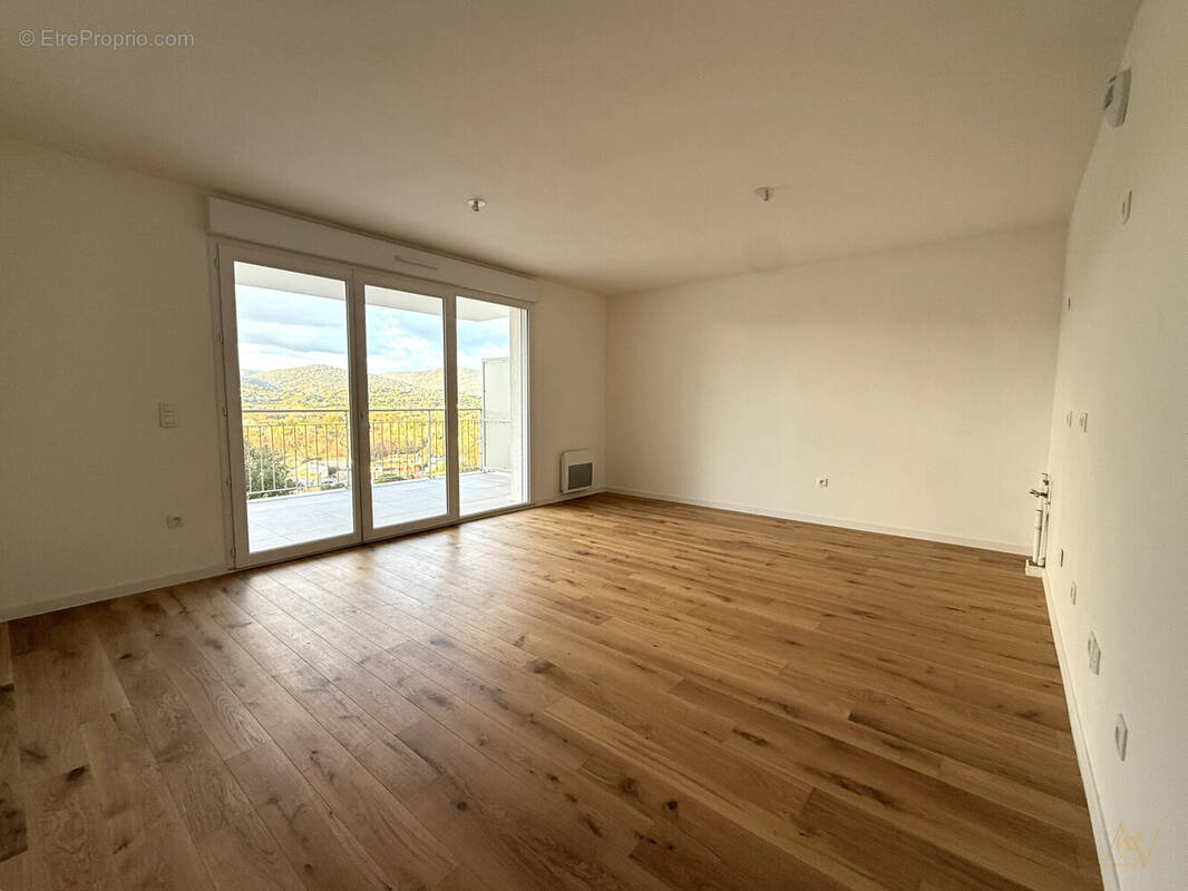 PORTES OUVERTES - T3 traversant avec terrasse et vue dégagée à Cogolin 1 - Appartement à COGOLIN