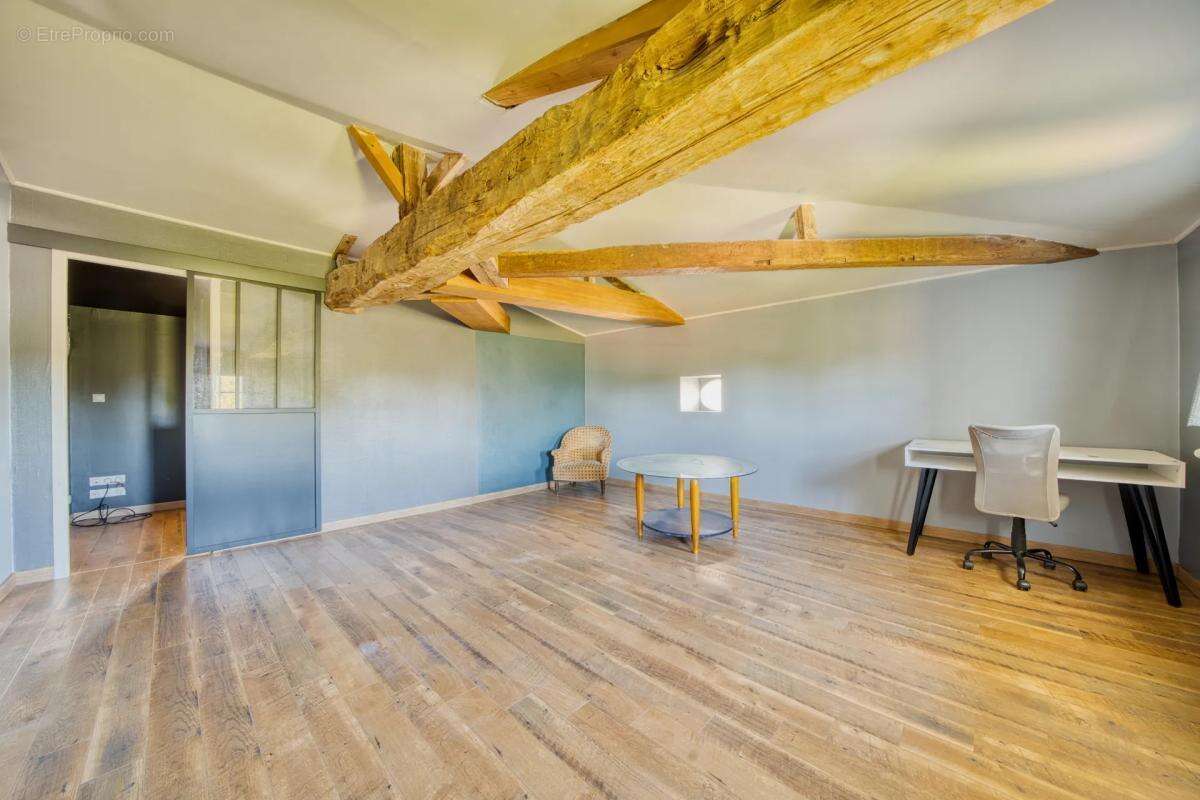 Maison de caractère de 242 m² - Saintes - photo 13
