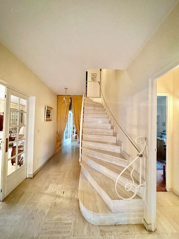 Maison 241 m² à Saint-Maur-Des-Fosses  - photo 5