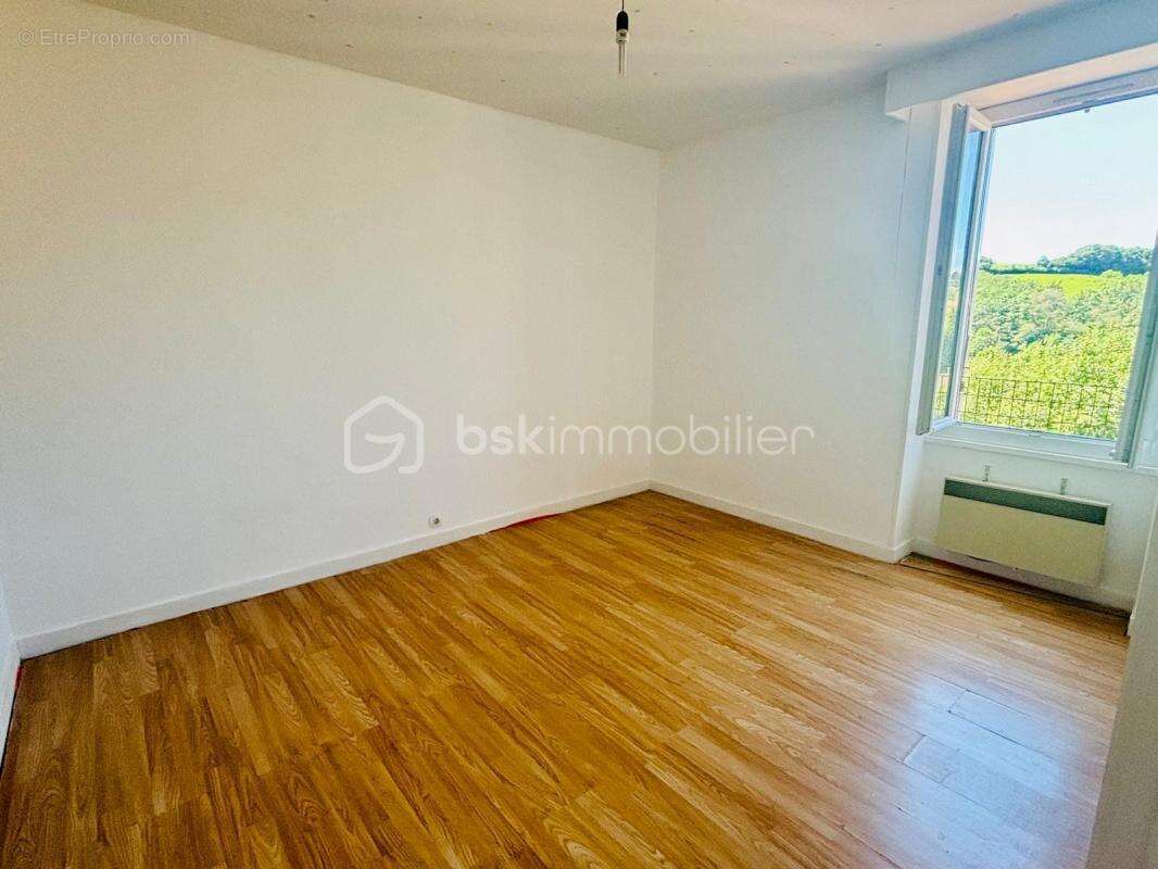 Appartement à COURS-LA-VILLE