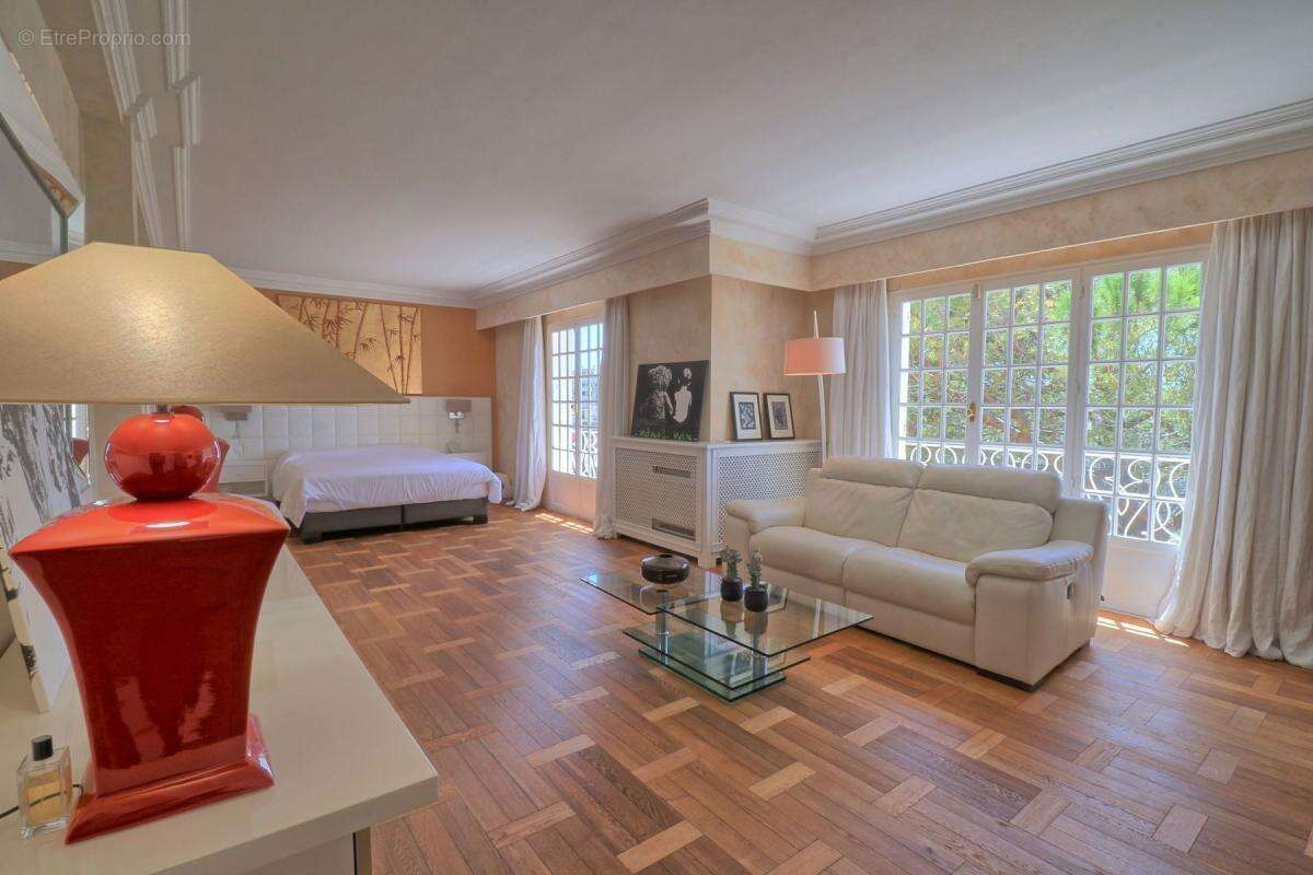 Superbe Maison de Maître avec Piscine et un Sublime Jardin Luxuriant !!! - photo 11