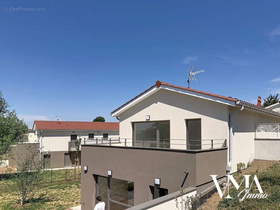 Appartement à LA TOUR-DE-SALVAGNY