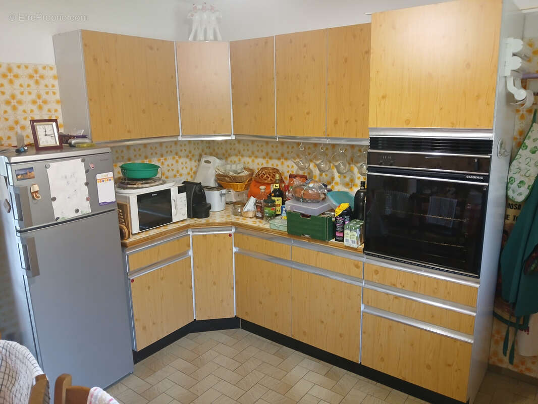 Villa sur 3 faces , 3 niveaux, 5 chambres , 2 bains, jardin , garage et parking. - photo 6