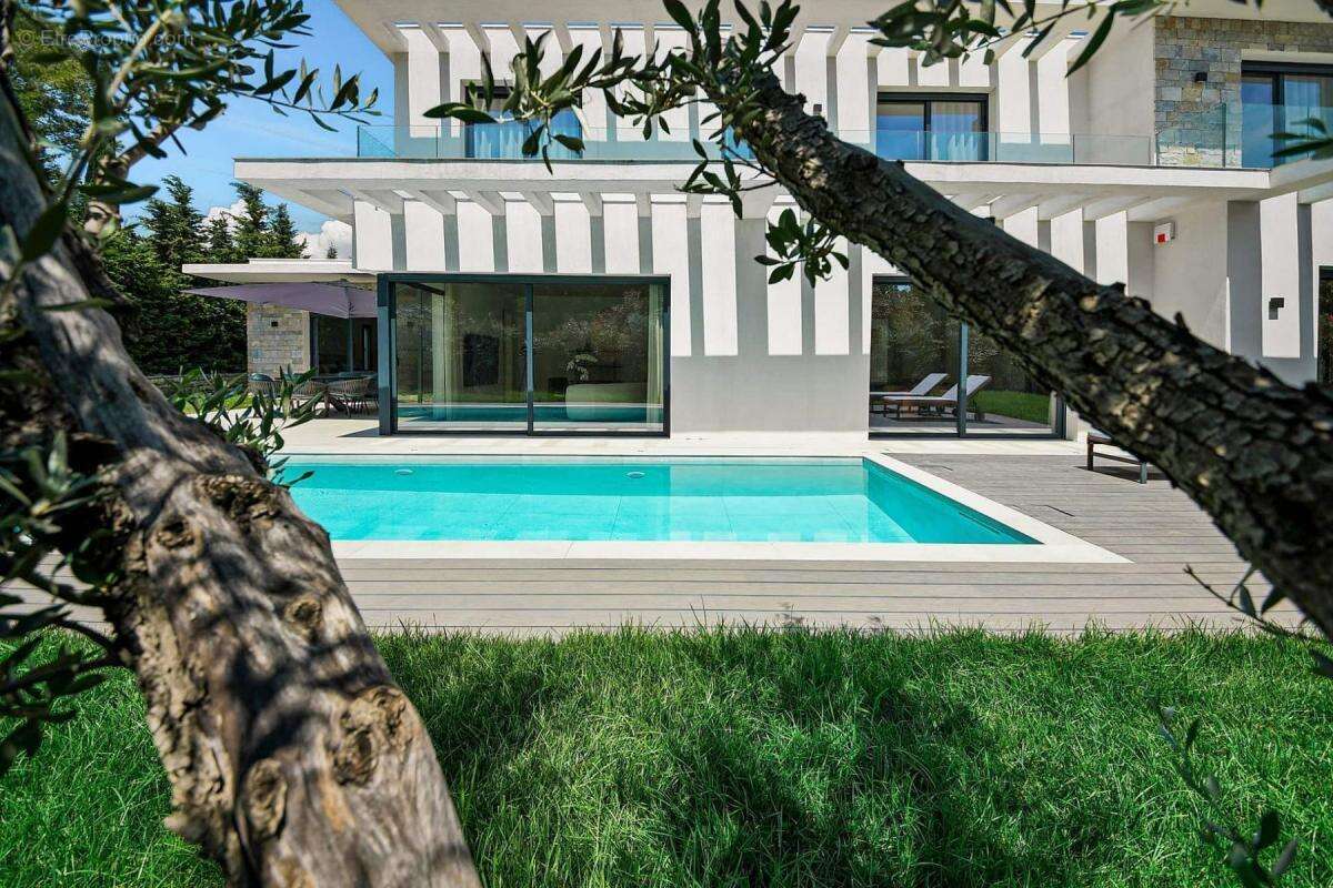 MOUGINS Villa contemporaine au calme dans un quartier hyper-recherché - photo 2