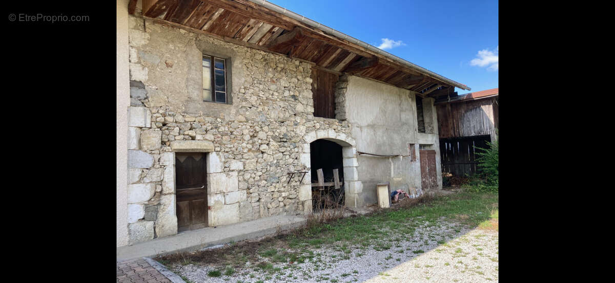 VIEUGY : Compromis appartement / maison à aménager intérieurement - photo 2