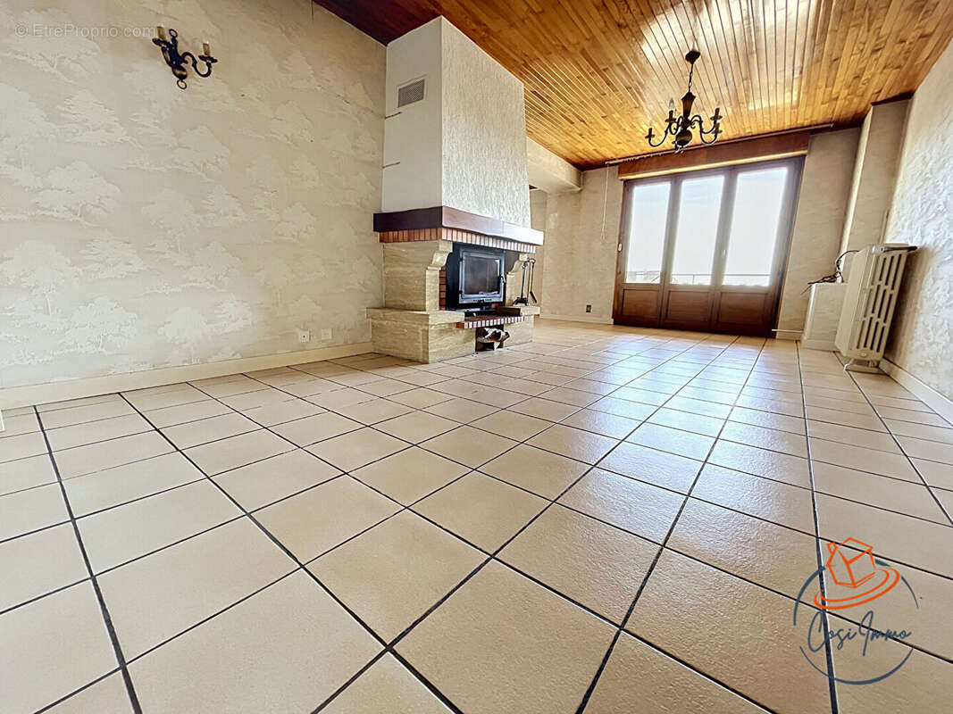 Maison à COLLONGES