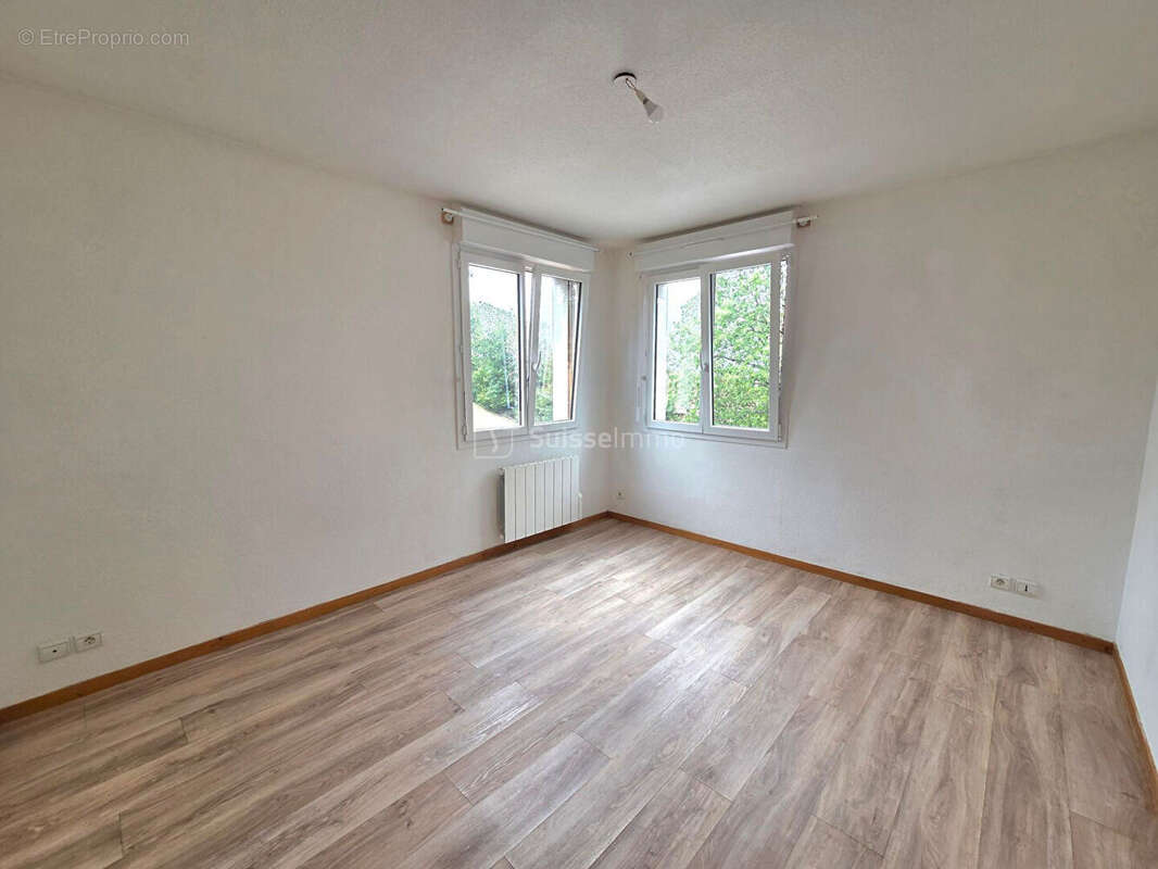 Appartement t4 plain-pied 83.4 m²  199000 euros - photo 3