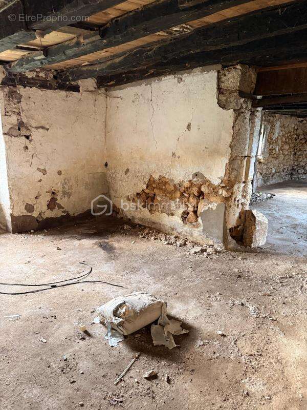 Maison à rénover avec dépendances - photo 3