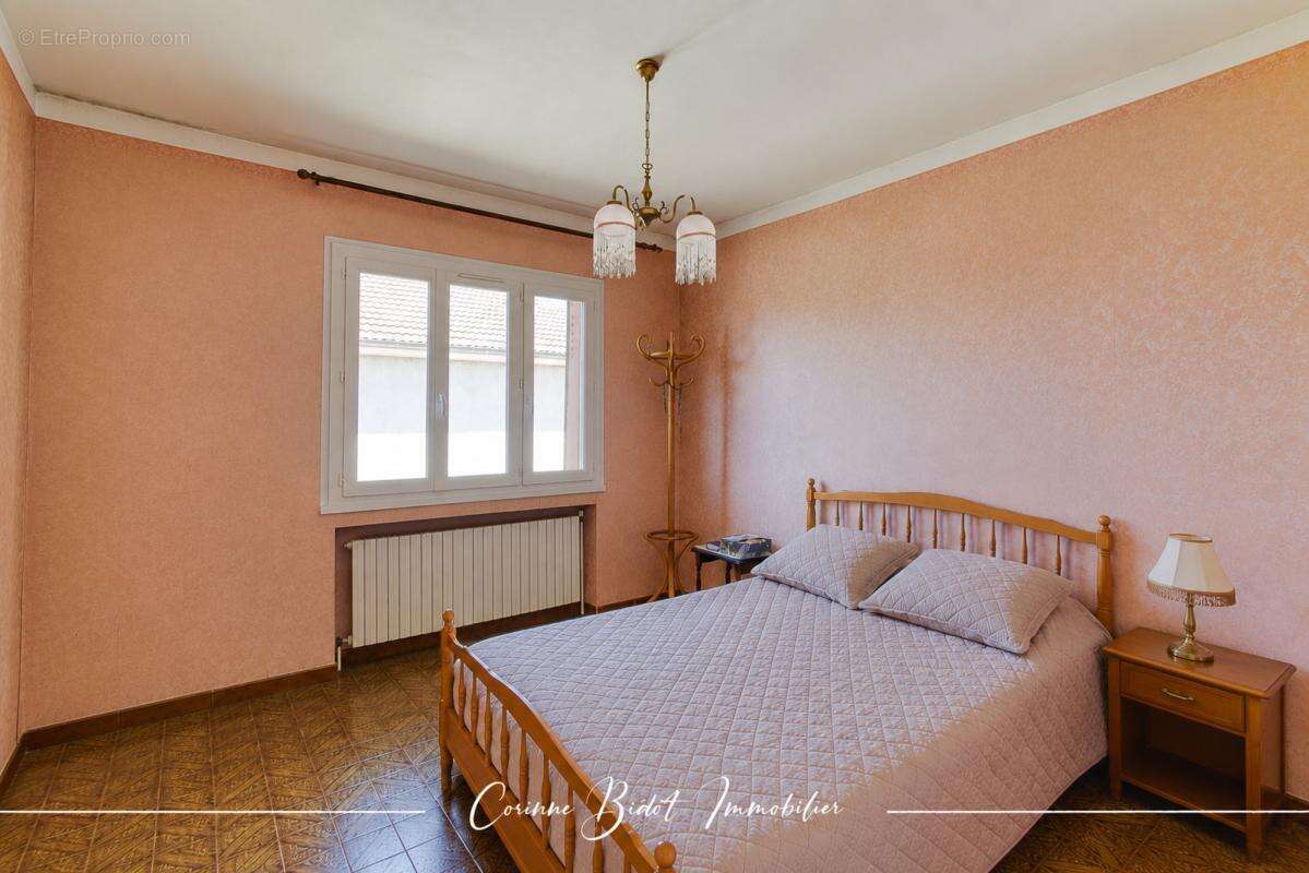 Maison 191 m² à Saint-Pierre-De-Chandieu  - photo 9