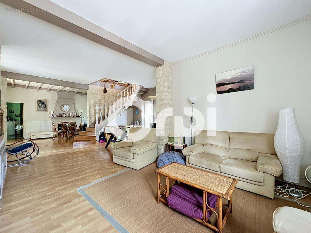Maison en pierre de caractère 219m2 – Saint-Pantaléon-de-Larche - photo 3