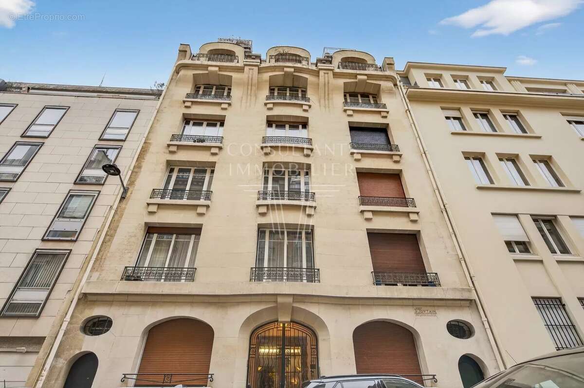 Appartement à PARIS-16E