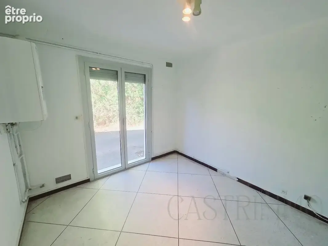 Vendargues  villa de plain-pied t5 sur un beau terrain arboré de 1 648 m² - photo 6
