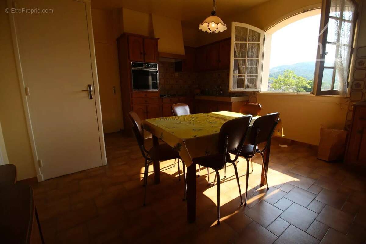 A vendre une villa de 216m² avec annexes et grand garage sur une parcelle de 9755m² - photo 4