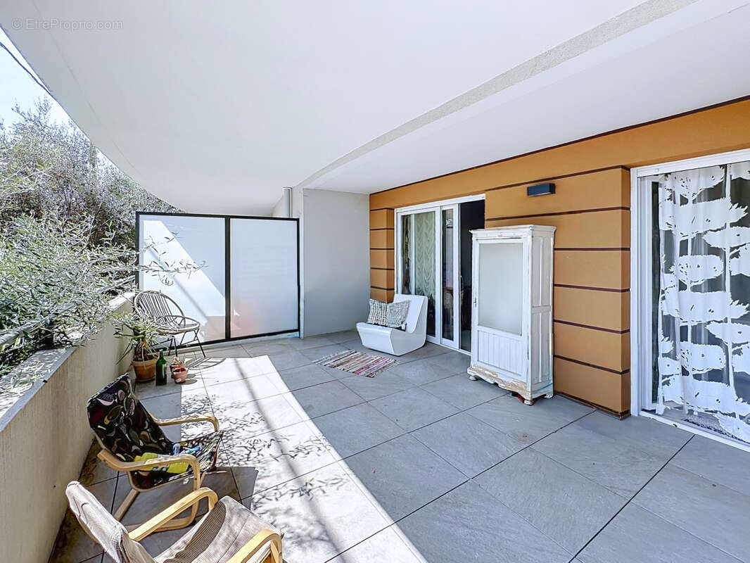 Appartement 2 pièces avec grande terrasse dans une résidence récente - photo 2