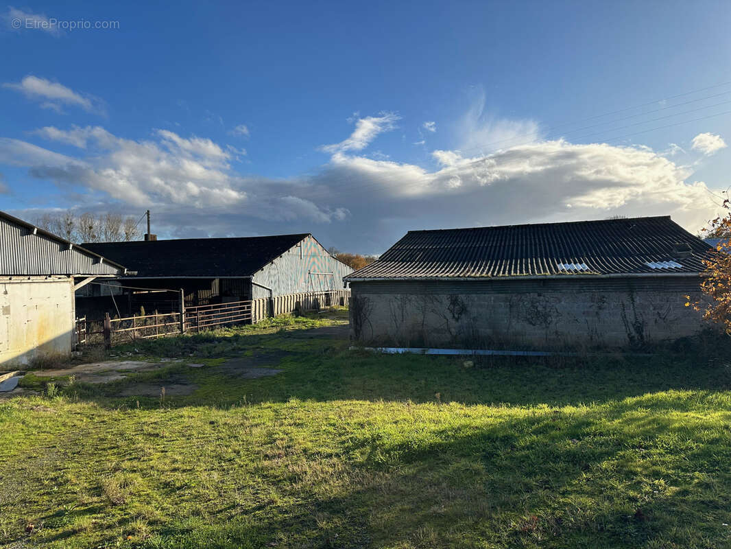 Parking à SAINT-LORMEL