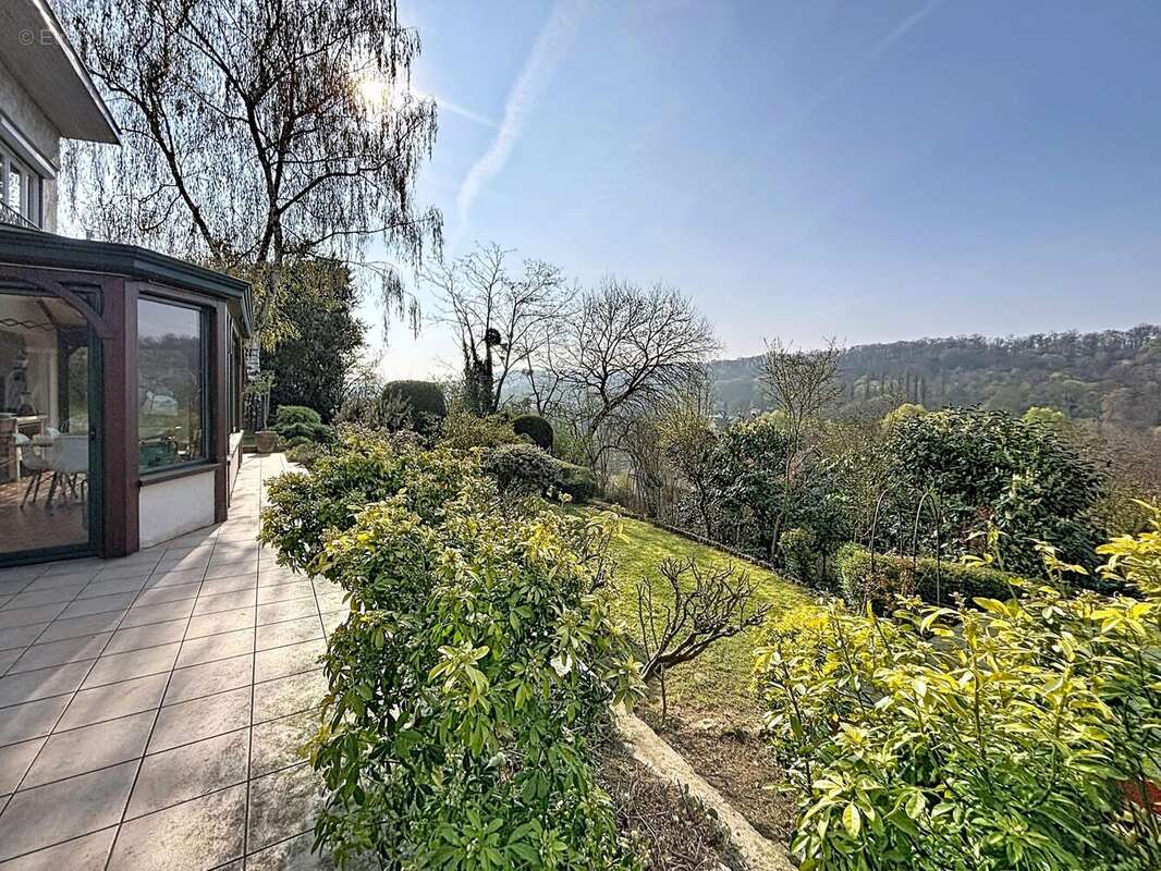 Façade jadin et terrasse - Maison à CHATEAUFORT