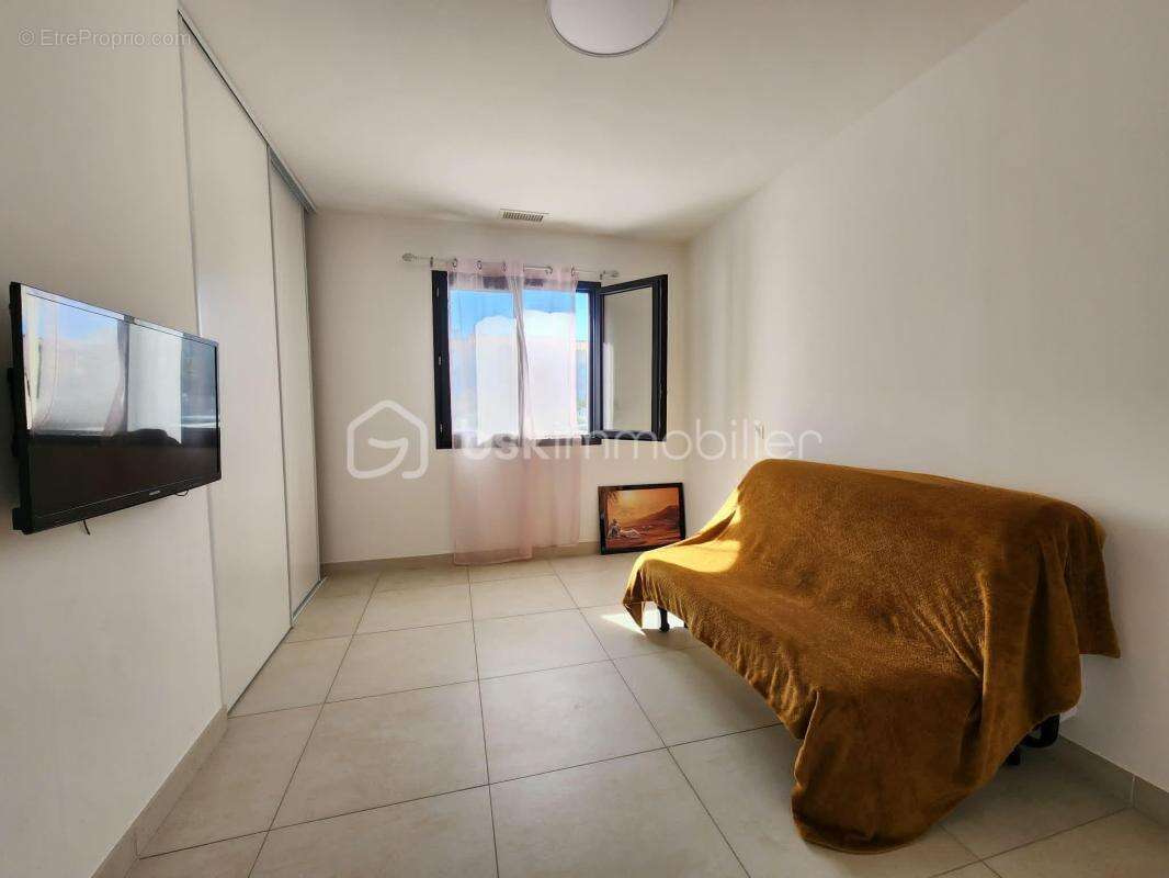 EXCLUSIVITÉ – Superbe villa de plain-pied avec 4 chambres, piscine maçonnée et boulodrome près de Pézenas (à Tourbes) - photo 18
