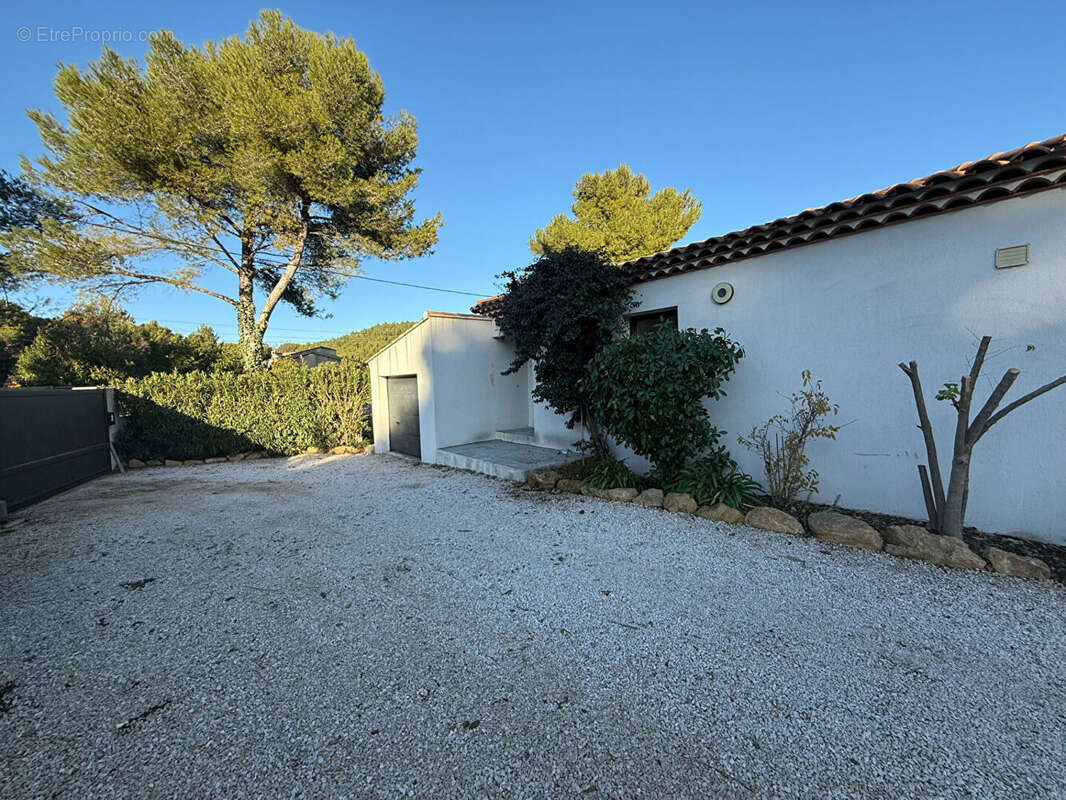 Maison à SAINT-MITRE-LES-REMPARTS