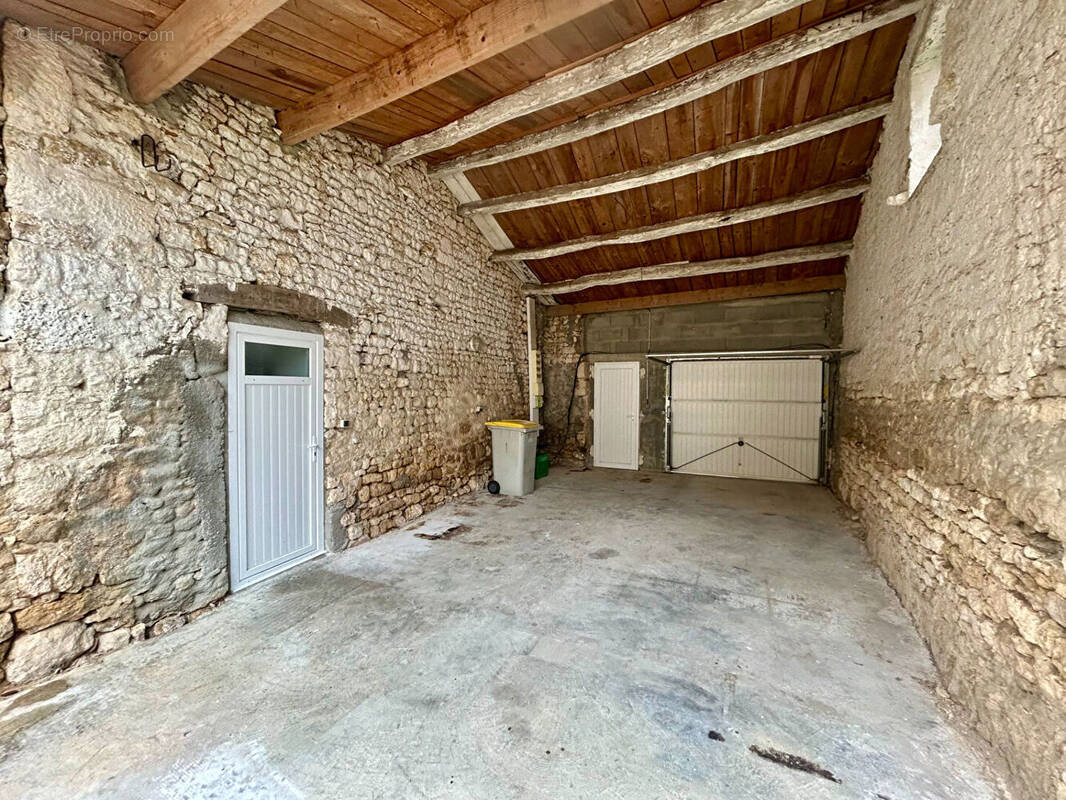 Maison à SAINT-LAURENT-DE-LA-PREE