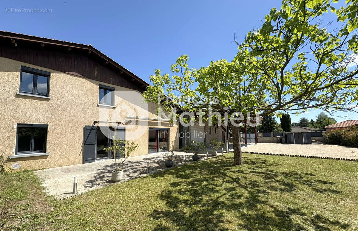 LE PLANTAY - Grande maison 4 chambres et bureau avec grand garage sur 696 m2 de terrain - photo 2