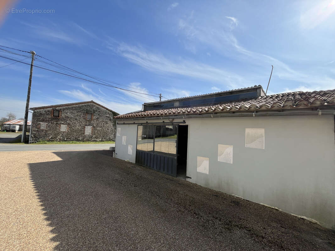Bâtiment avec potentiel d'aménagement en habitation ou local professionnel - photo 3