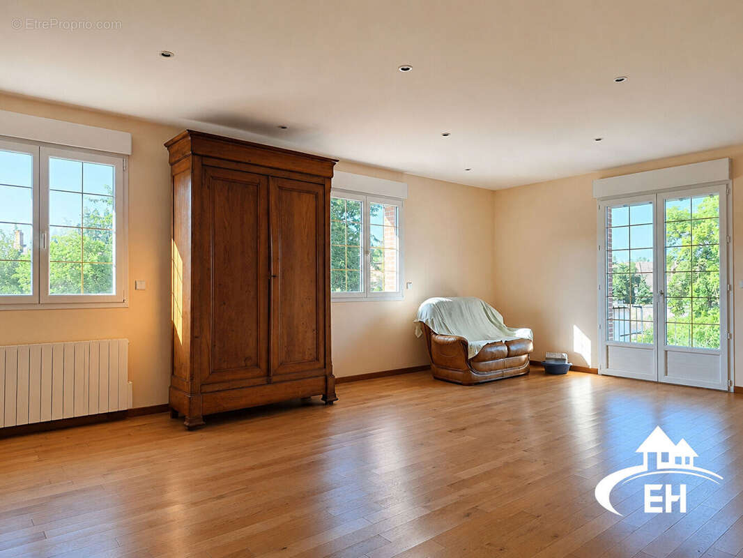 MAISON DE 181 M² - 4 CHAMBRES - Bâtiment de 215 m² - photo 6