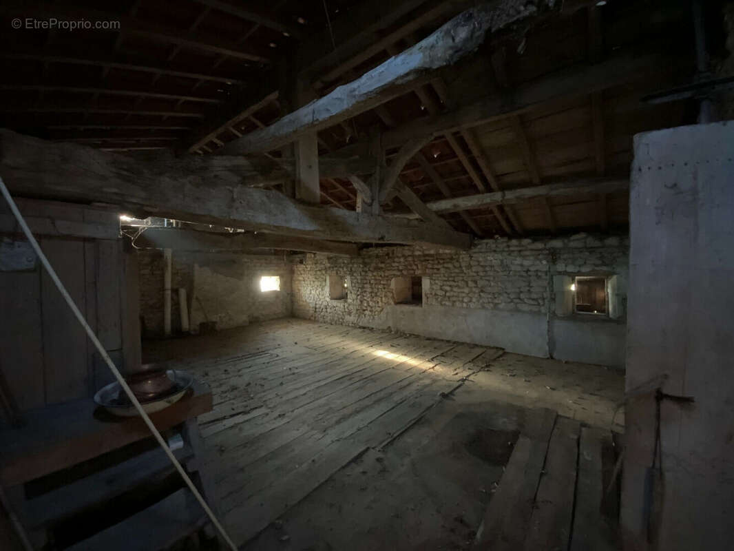 Maison à NIEUL-LE-VIROUIL