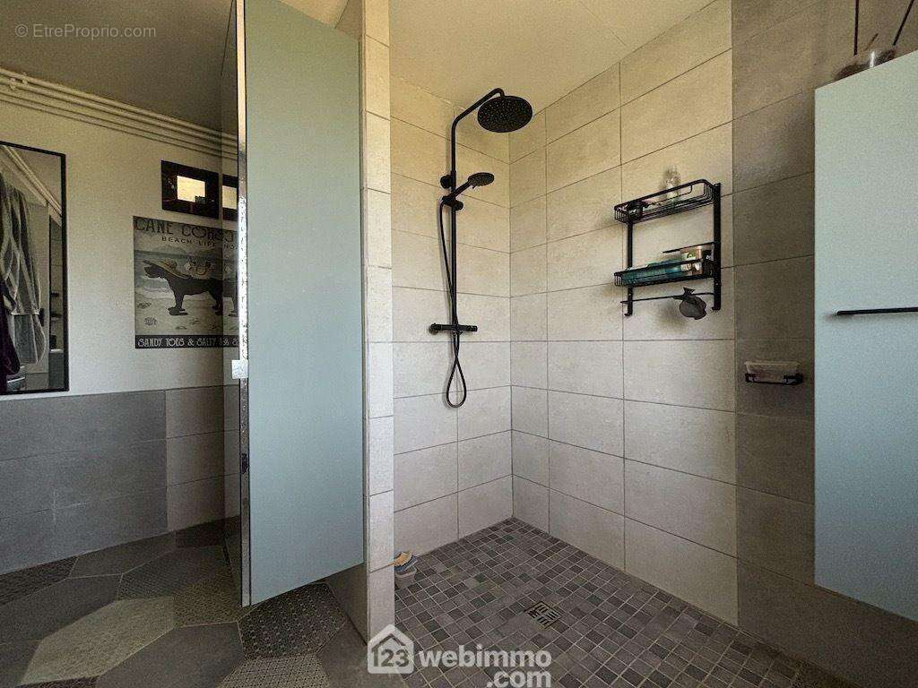 Et une salle d&#039;eau / WC de 7 m2 avec douche à l&#039;italienne, - Maison à LA PUYE