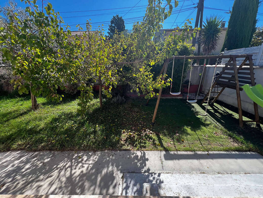 Maison à ENTRAIGUES-SUR-LA-SORGUE