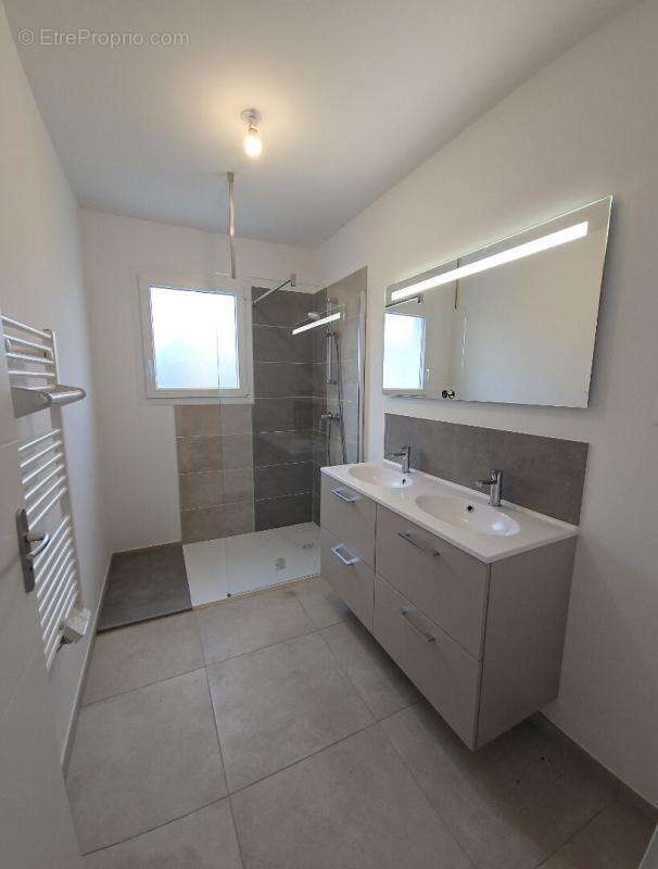 Maison à ALBA-LA-ROMAINE