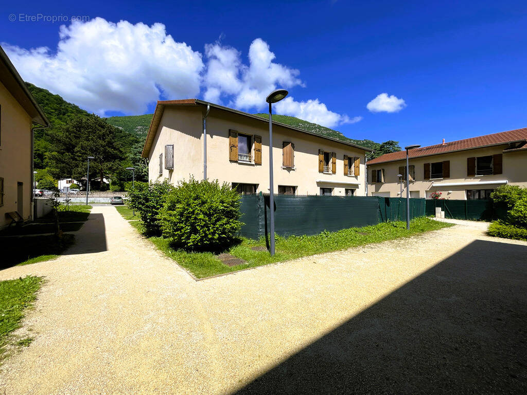 Maison à VEUREY-VOROIZE