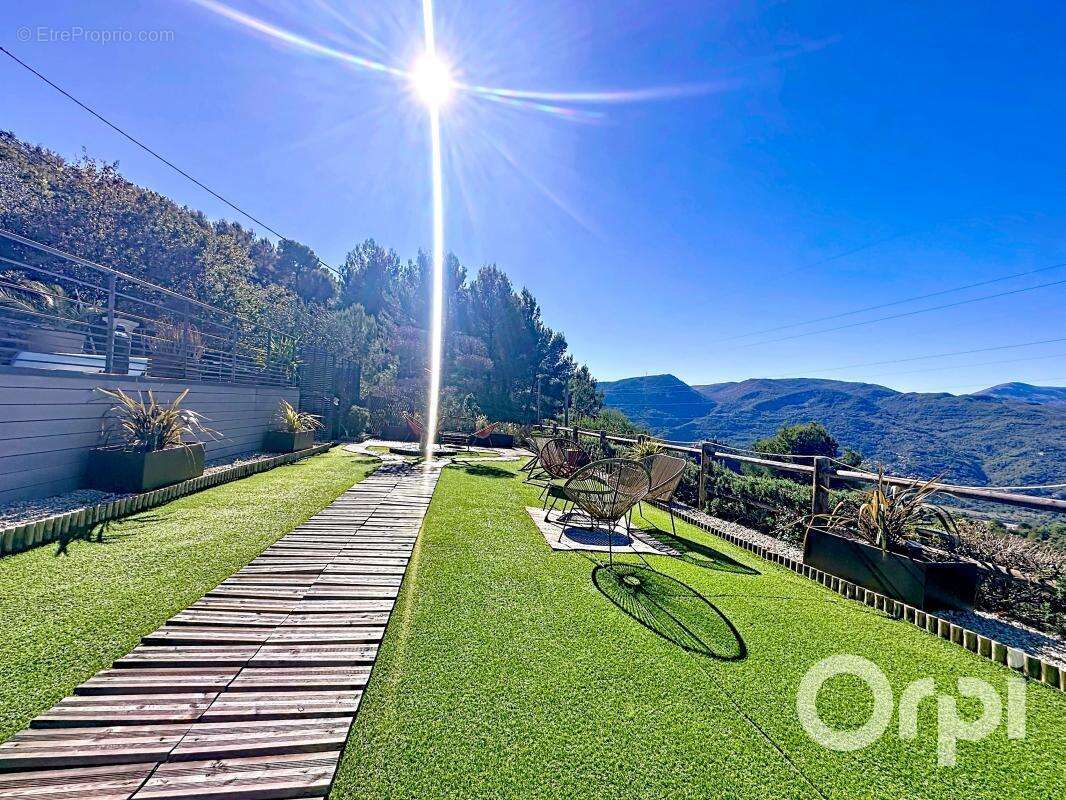 Maison à LA ROQUETTE-SUR-VAR