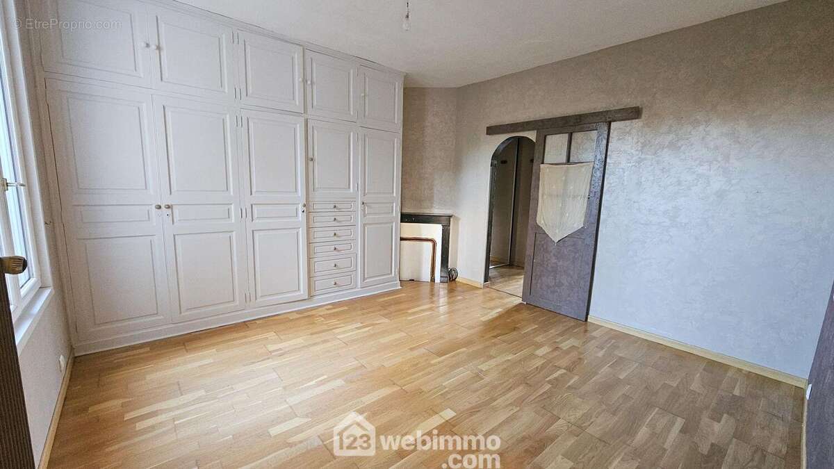 Au RDC, une grande chambre de 18 m² toute parquetée.