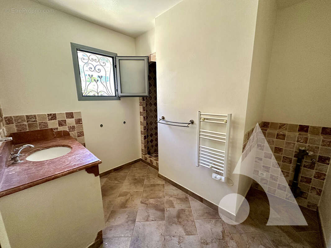 Villa de 224m² sur un terrain de  832 m² sur un terrain clos à Lorgues - photo 13