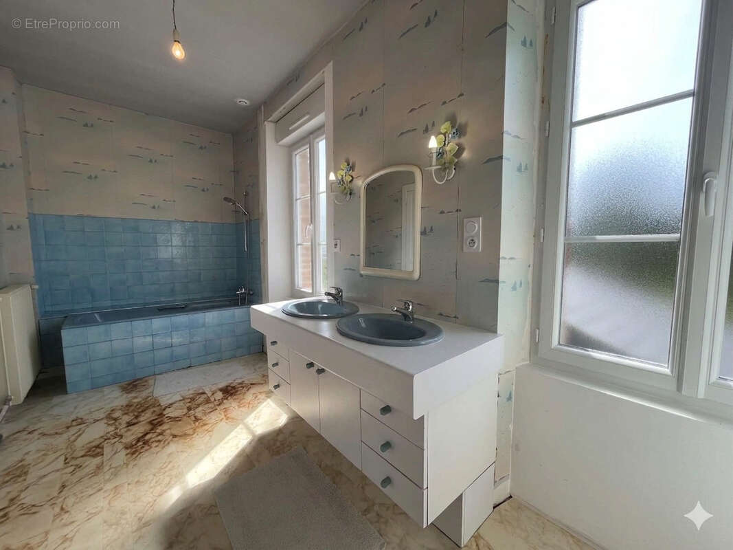 Maison à COMBREE