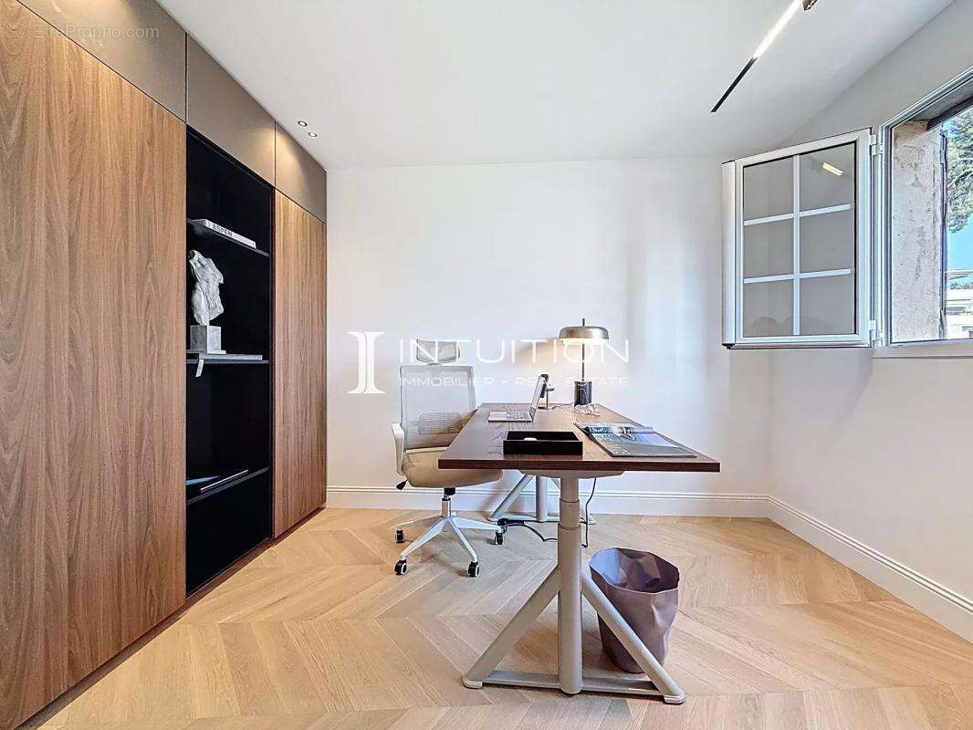 Saint Laurent du Var : 3 pièces entièrement rénové au dernier étage avec garage - photo 12