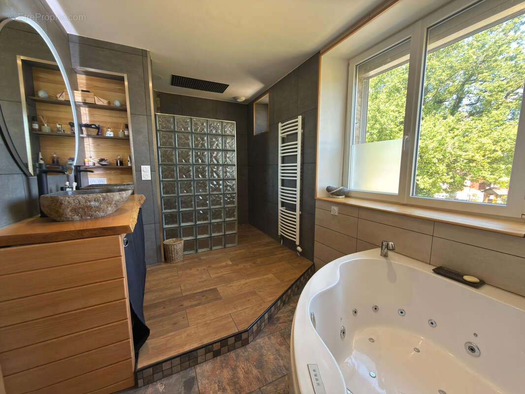 Maison en pierre 127 m2, annexes aménageables 250 m2 , garages, atelier sur terrain clos et arboré de 4 000m2 - photo 7
