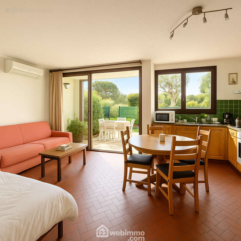 Une pièce de vie lumineuse ouverte sur l'extérieur, offrant un beau potentiel d'aménagement. - Appartement à SAINTE-MAXIME