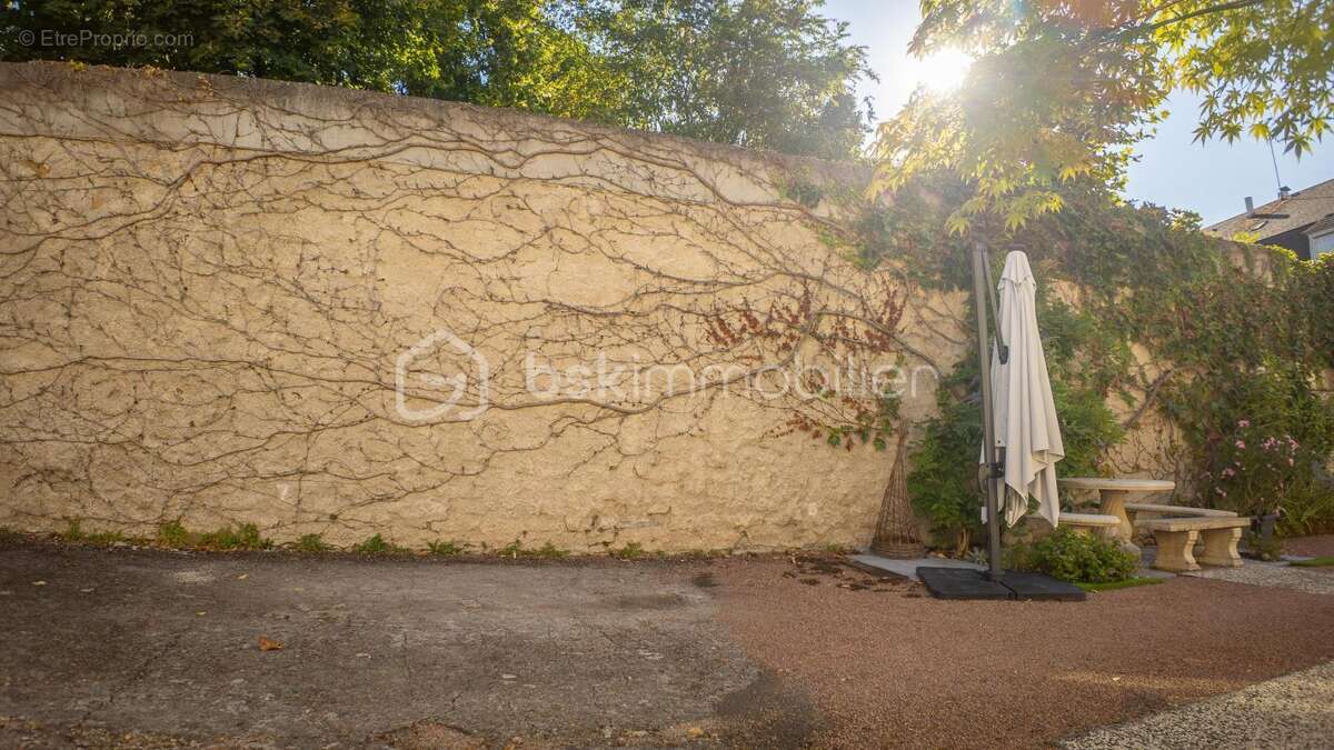 Magnifique appartement 3 pièces, spacieux (88 m²), entièrement rénové dans une résidence sécurisée (avec ascenseur, cour collect - photo 5