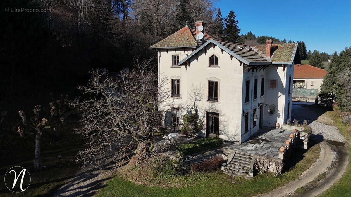 Maison à SAINT-BONNET-LE-CHATEAU