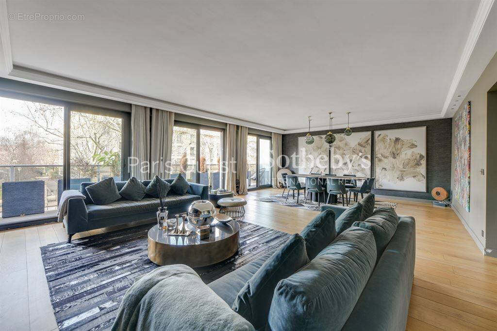 Appartement à PARIS-16E